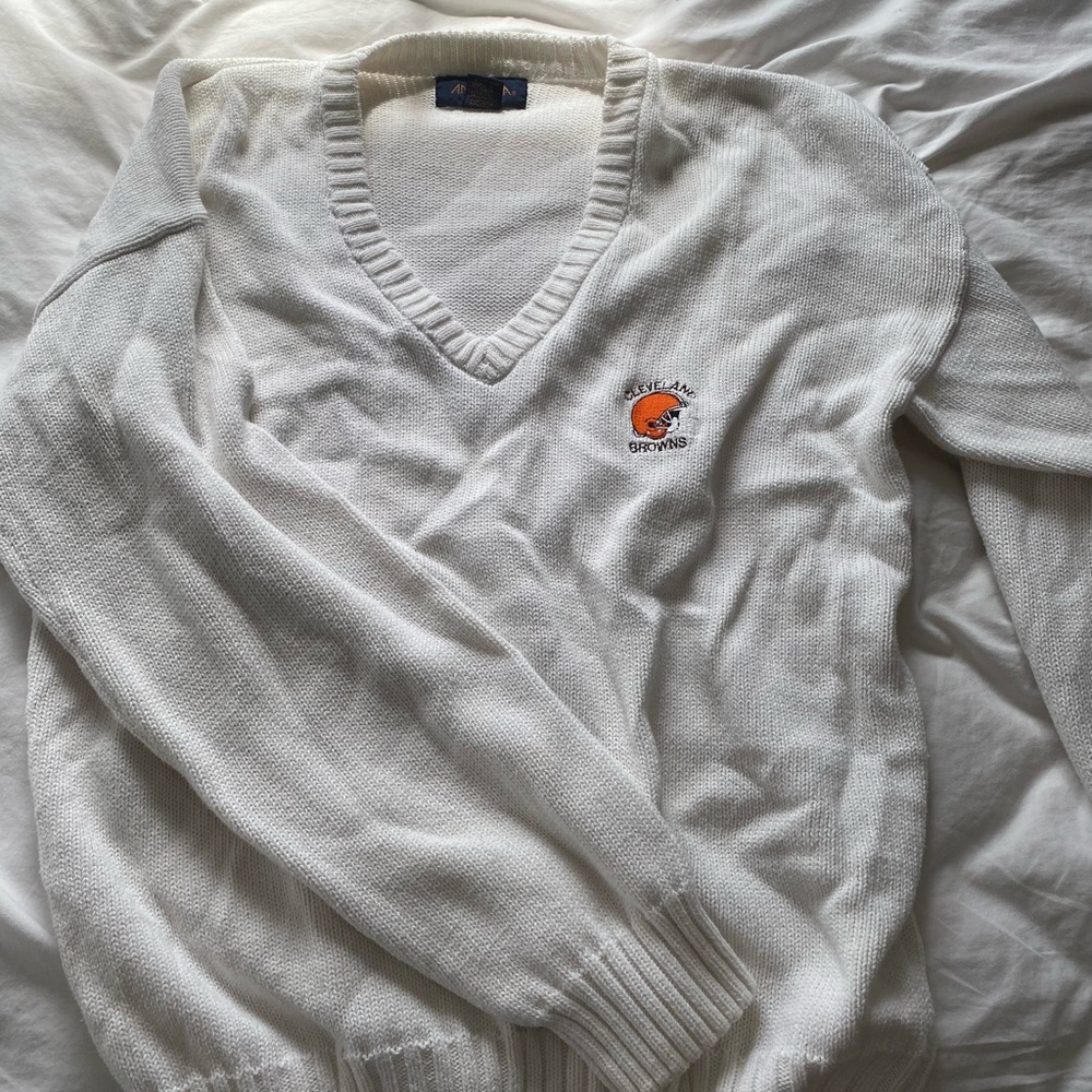 Cleveland Browns ivory v-neck sweater Size: M